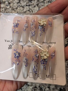 Delicate Blue Floral Press-On Nail Set with Pearl & Flower Accents